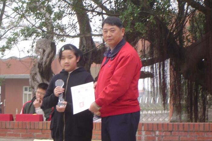 戴佩仙同學與校長合照