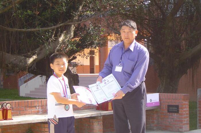 甘凱佾同學與校長合照